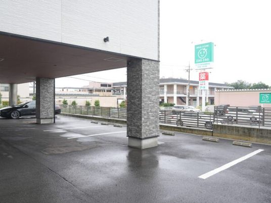雨の日の駐車場の外観  