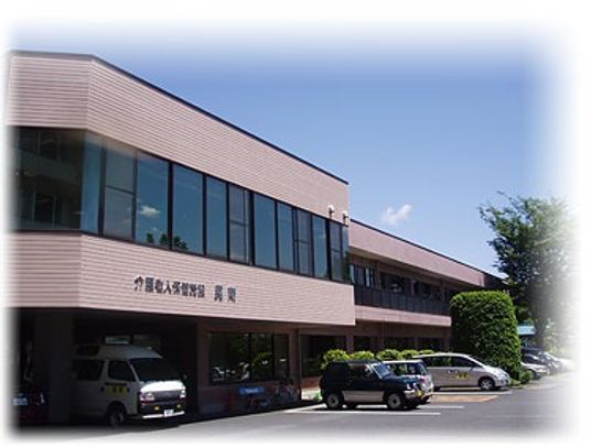 緑豊かで広々とした建物外観