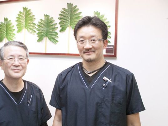スタッフが並ぶ室内  