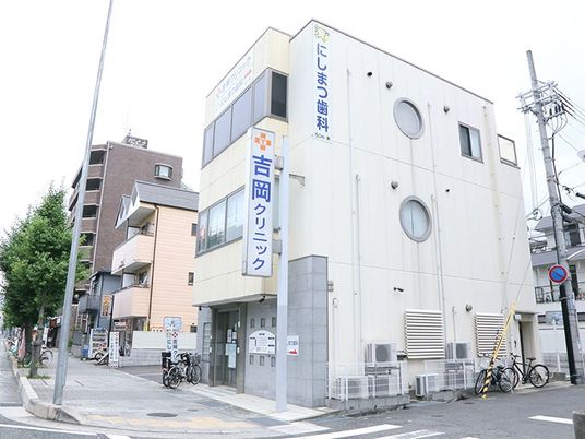 白い建物の外観  