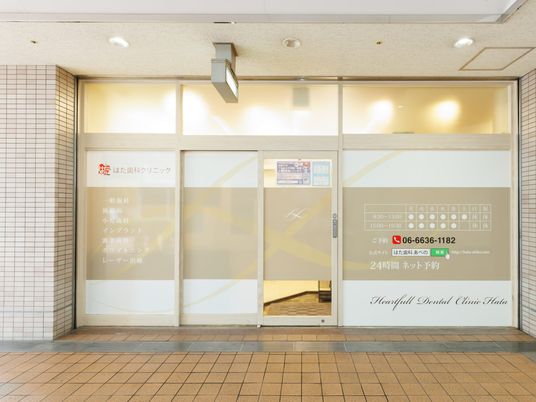 明るい外観の出入口  