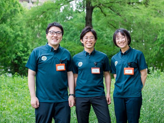 笑顔のスタッフ3人が並ぶスタッフイメージ  