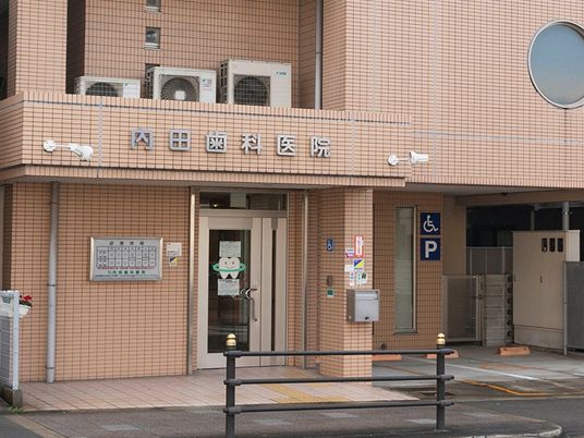 医院の入口外観  