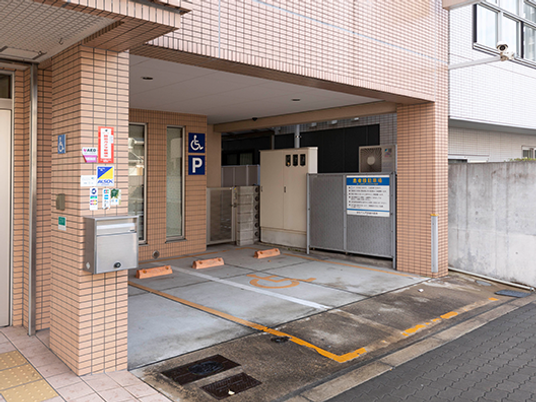 車椅子対応の駐車場  