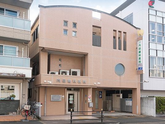 施設外観の建物正面  