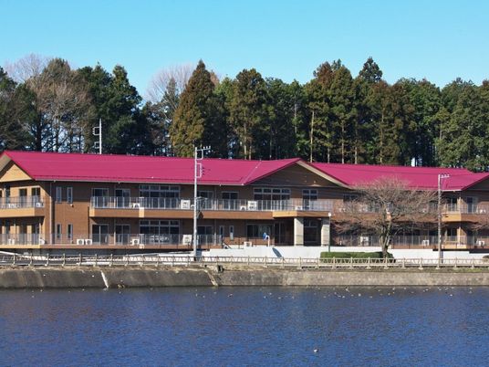 水辺に建つ施設外観  