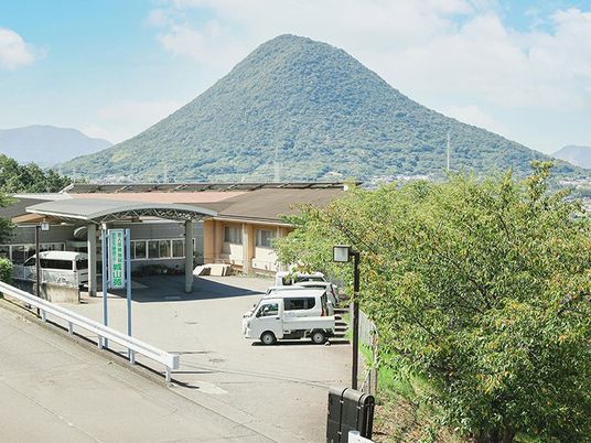山を望む施設外観  