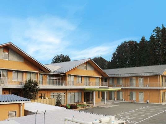明るい外観の建物  
