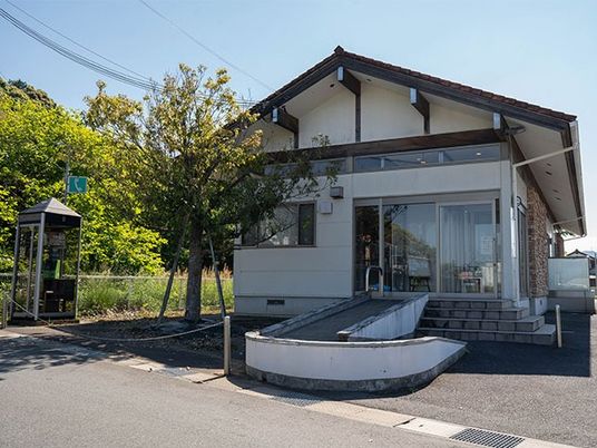 明るい外観の建物  