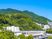 緑に囲まれた建物の外観