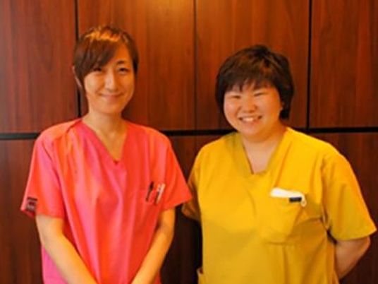 スタッフ2人の笑顔  