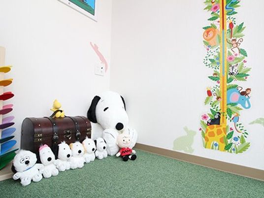 ぬいぐるみ並ぶ飾り部屋  