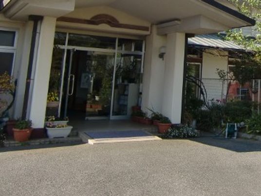 施設の正面玄関  