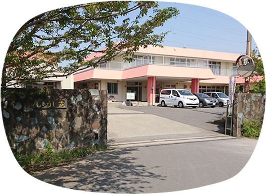 駐車場が見える外観