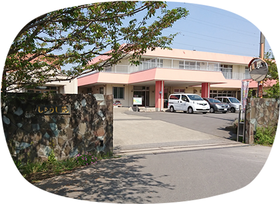 駐車場が見える外観
