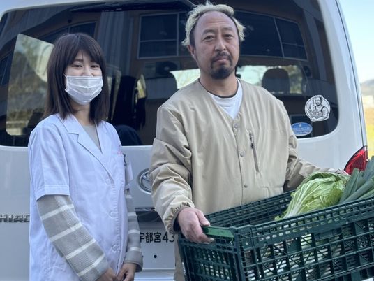 野菜を運ぶスタッフと車両  