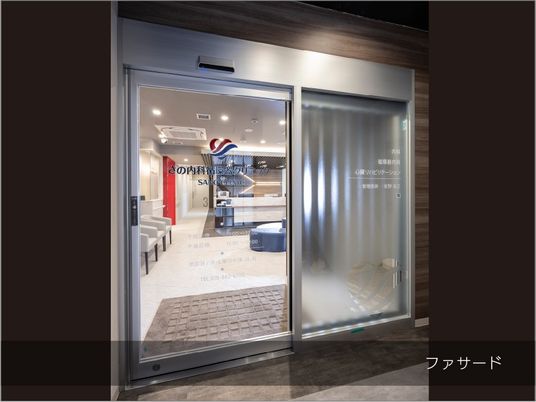 明るい入口のロビー  