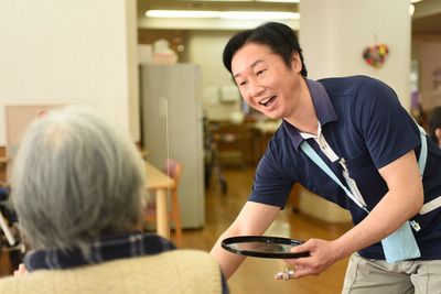 笑顔で接するスタッフ