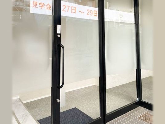 見学会の自動ドア入口  