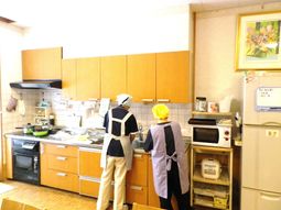 キッチンで働くスタッフ