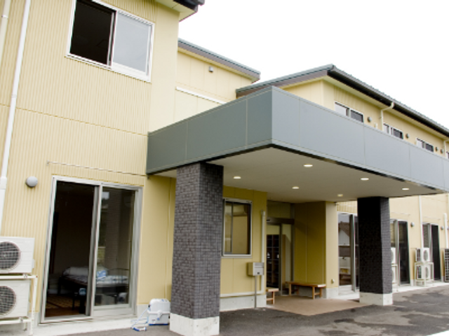 広々としたエントランス エントランス 広々とした安全なエントランスは、居住者と来訪者を暖かく迎え入れます。