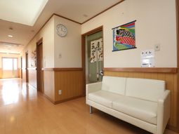 廊下にあるソファーと掲示物