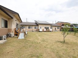 中庭の緑と建物