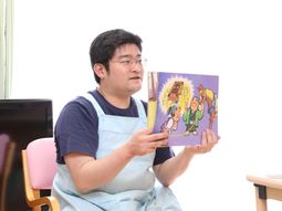 男性が本を読む様子