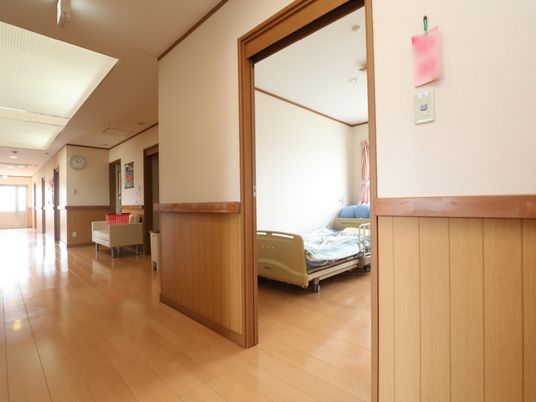 廊下と開いた居室のドア