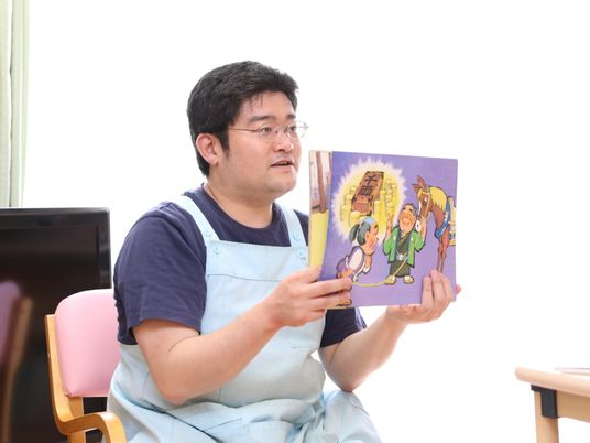 絵本を読むスタッフ