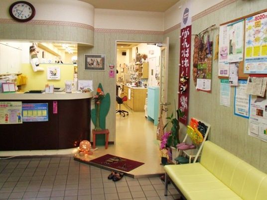 明るい受付のあるロビー  