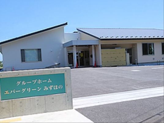 明るい施設のエントランス