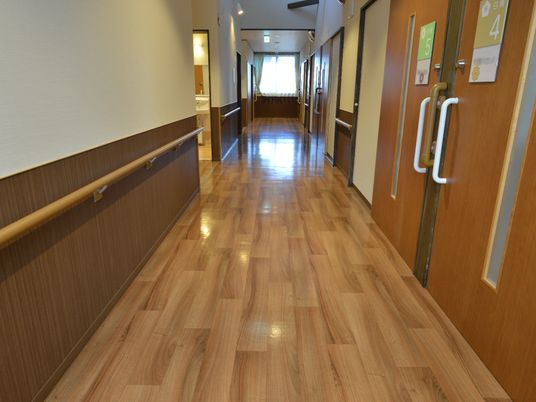 明るく広い廊下の様子