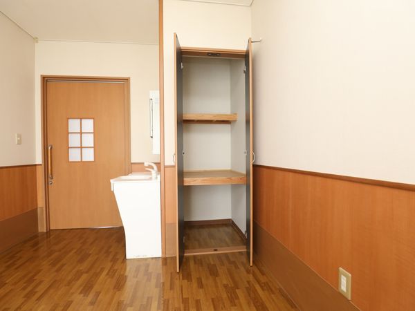 洋室のクローゼットと洗面台