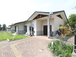 施設の明るい外観