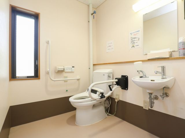 バリアフリー設計のトイレ トイレ 安全手すり付きの清潔なトイレです。利用者の自立を支援する配慮がされており、ゆったりとした空間を確保しています。
