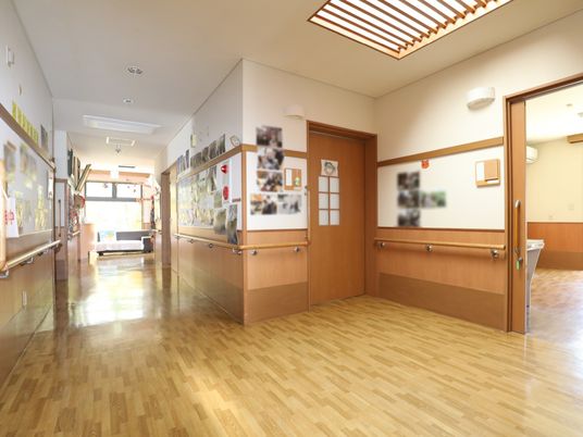 廊下の床と壁の明るい色合い
