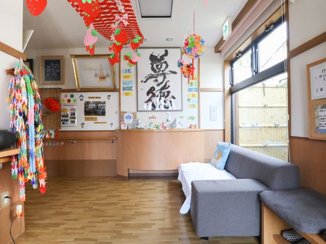 快適な休憩室の光景 休憩スペース 色鮮やかな装飾が施された休憩室は、居心地の良さを考えた設計で、くつろぎながら交流が図れるようになっています。