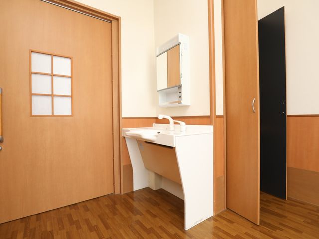 清潔な洗面台とトイレ 洗面台 洗面台は使いやすく清潔感あるデザインです。日々の業務において、清掃しやすく衛生的な環境が整っています。