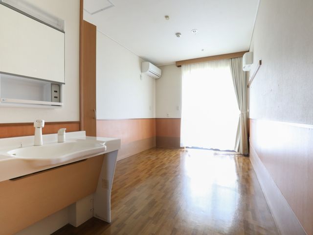 明るい居室の一角 居室 やわらかな日差しが差し込む居室です。洗面台も完備され、日々の生活に必要な設備が整っています。