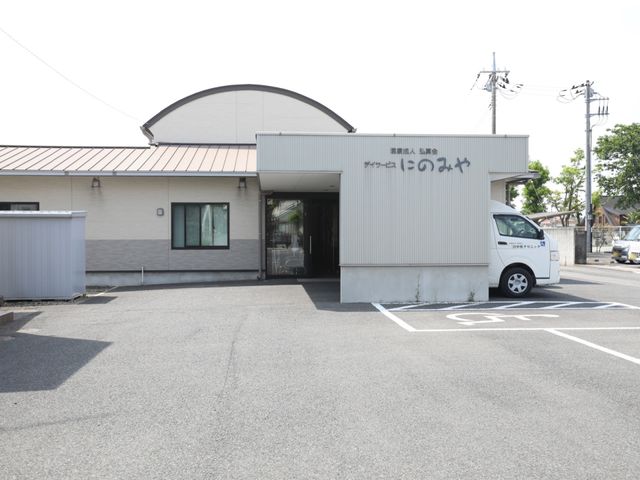 施設の前面外観 入り口 ゆとりのある駐車スペースが整備された外観です。こちらの施設では、快適な通勤が期待できそうです。