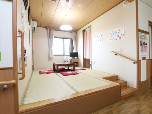 和室の清潔な居室 和室 落ち着いた雰囲気の和室では、床の間があり和の趣を感じることができ、ゆったりと過ごすことができます。