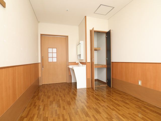 ゆったりとした空間の居室 居室 広々とした清潔感のある居室です。個人の嗜好に合わせた家具配置が可能なゆとりがあります。