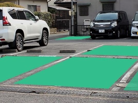 駐車場の車止めと車両  