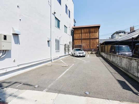 建物横の駐車場  