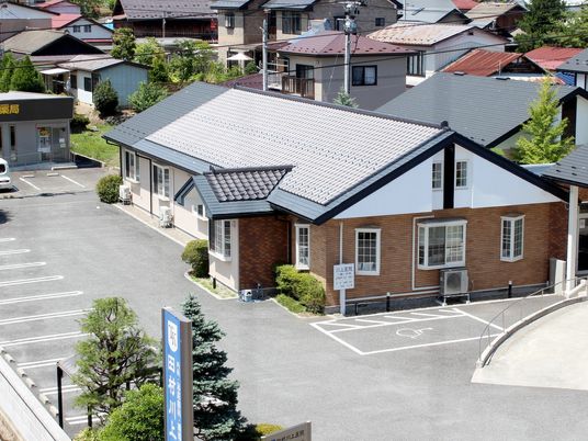 静かな外観と駐車場の建物  