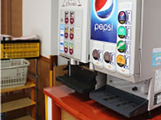飲料自販機のある食堂  