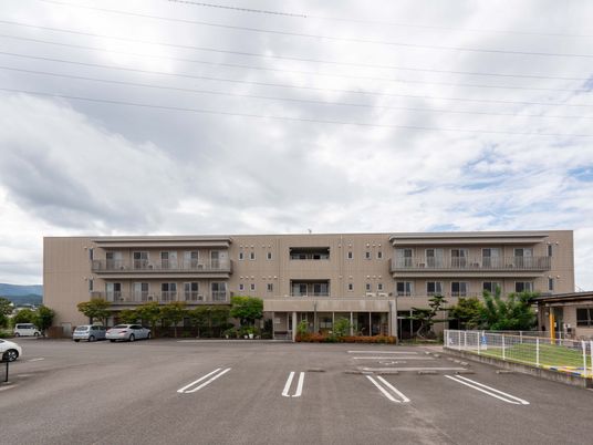 駐車場のある施設外観