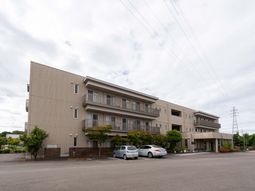 広々とした建物の外観