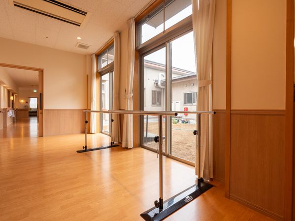 広い窓のある廊下
